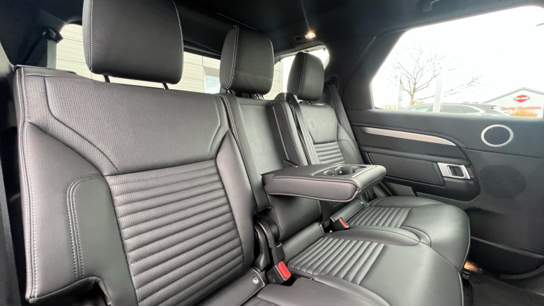 Land Rover Discovery 3.0 D300 R-Dynamic SE 5dr Auto Diesel Station Wagon